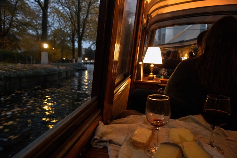 Amsterdam: Cozy Cheese & Wine Cruise Tasting Experience