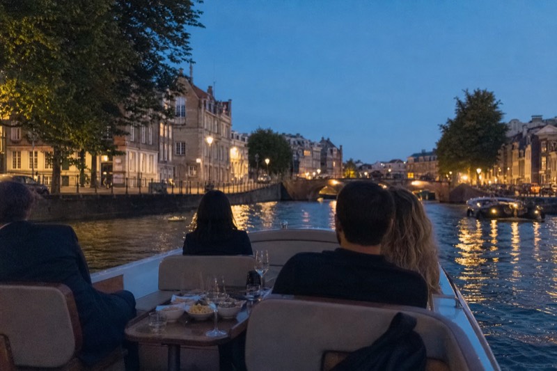 Amsterdam: 2-Hour Luxury Canal Cruise with Unlimited Snacks/Drinks