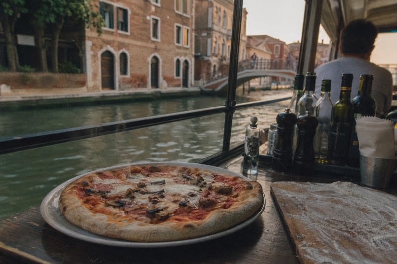 Amsterdam: Original Pizza Cruise Including Unlimited Drinks