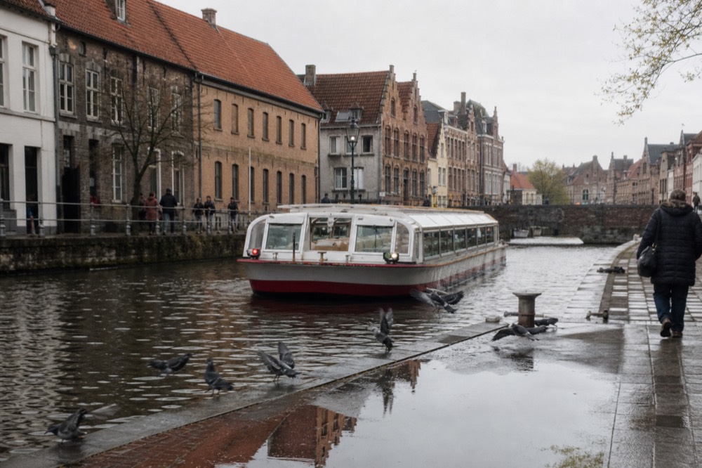 A canal boat approaching a boarding quay near Amsterdam's historic canal ring, no text, no logos, no people